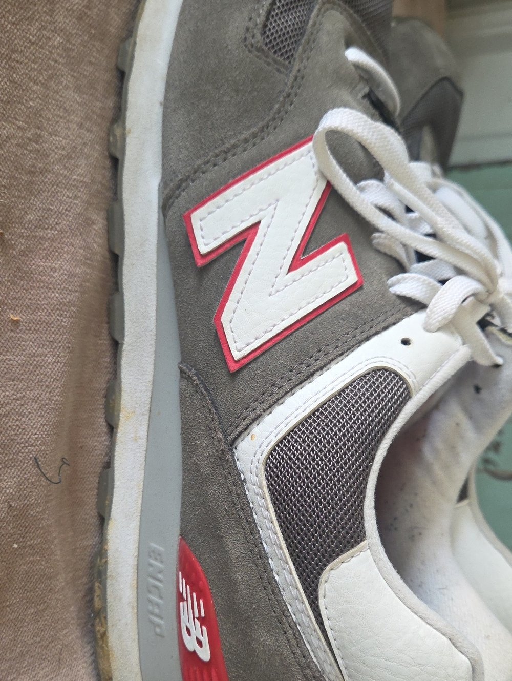 New Balance Men's Gray & Red Casual Sneakers sz 13 - Picture 8 of 10
